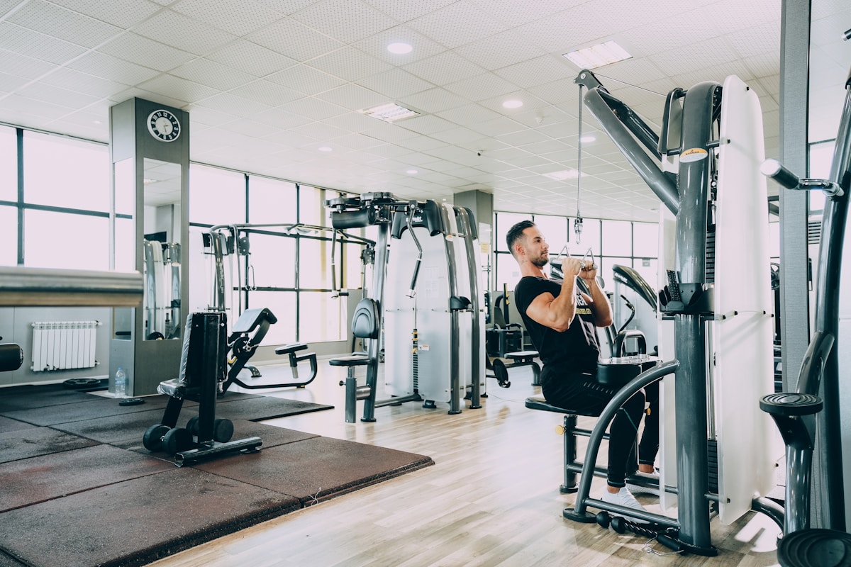 Socio de gimnasio entrenando con su monitor